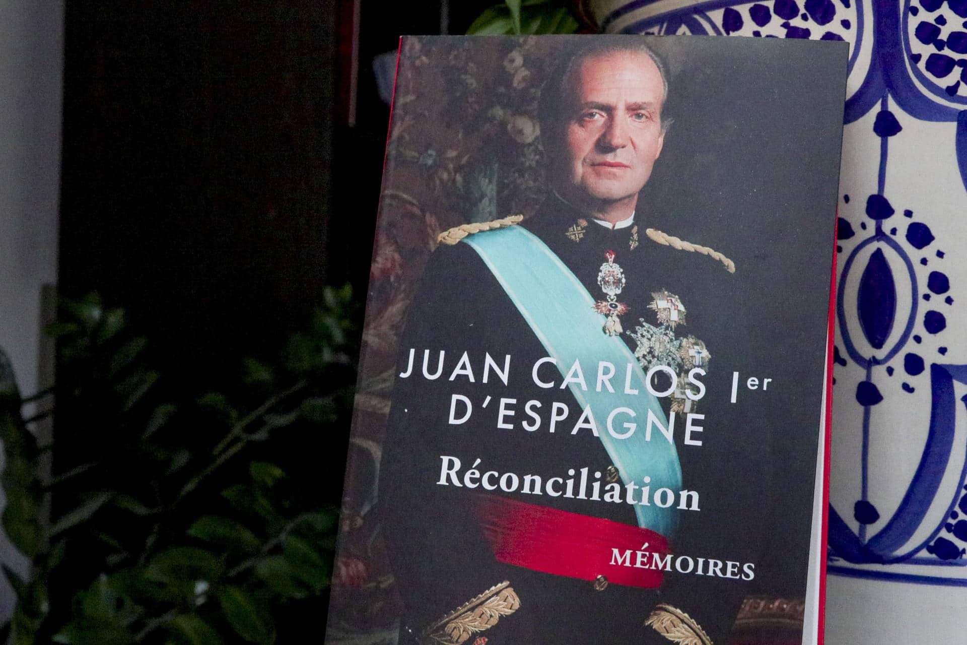 Vista este martes, del libro "Réconciliation. Mémoires. Juan Carlos I d´Espagne" (Reconciliación. Memorias. Juan Carlos I de España), en París. El rey emérito Juan Carlos I defiende la democracia como la "herencia" que dejó a España durante su reinado en su libro de memorias, que se publicará el 5 de noviembre en Francia, y en el que expresa su deseo de renovar una relación "armoniosa" con su hijo, Felipe VI, y sobre todo de regresar a su "hogar" tras cinco años de exilio en Abu Dabi. "Espero sobre todo, durante mi vida, tener una jubilación tranquila, renovar una relación armoniosa con mi hijo y, sobre todo, regresar a España, a mi hogar", expresa el monarca en su libro, editado por Stock y algunos de cuyos extractos publica hoy en exclusiva el semanario Le Point y también desvela, en una entrevista, la revista semanal del diario Le Figaro. EFE/ Edgar Sapiña Manchado