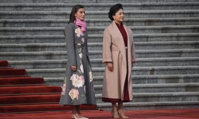 BEIJING (China), 12/11/2025.- Spain's Queen Letizia (L) and Chinese First Lady Peng Liyuan (R) attend to an arrival at the Great Hall of People in Beijing, China, 12 November 2025. Spain's King is on a state visit to China until 13 November. (España) EFE/EPA/ANDRES MARTINEZ CASARES / POOL