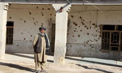 Fotografía de archivo de un hombre frente a una casa con daños por los disparos cruzados entre los Ejércitos de Pakistán y Afganistán registrados a principios de noviembre. EFE/EPA/QUDRATULLAH RAZWAN
