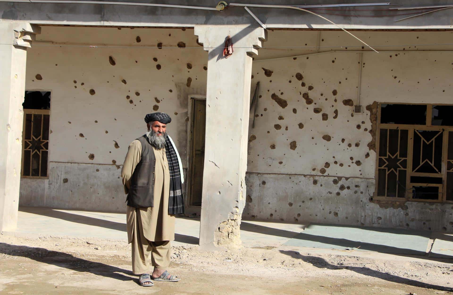 Fotografía de archivo de un hombre frente a una casa con daños por los disparos cruzados entre los Ejércitos de Pakistán y Afganistán registrados a principios de noviembre. EFE/EPA/QUDRATULLAH RAZWAN