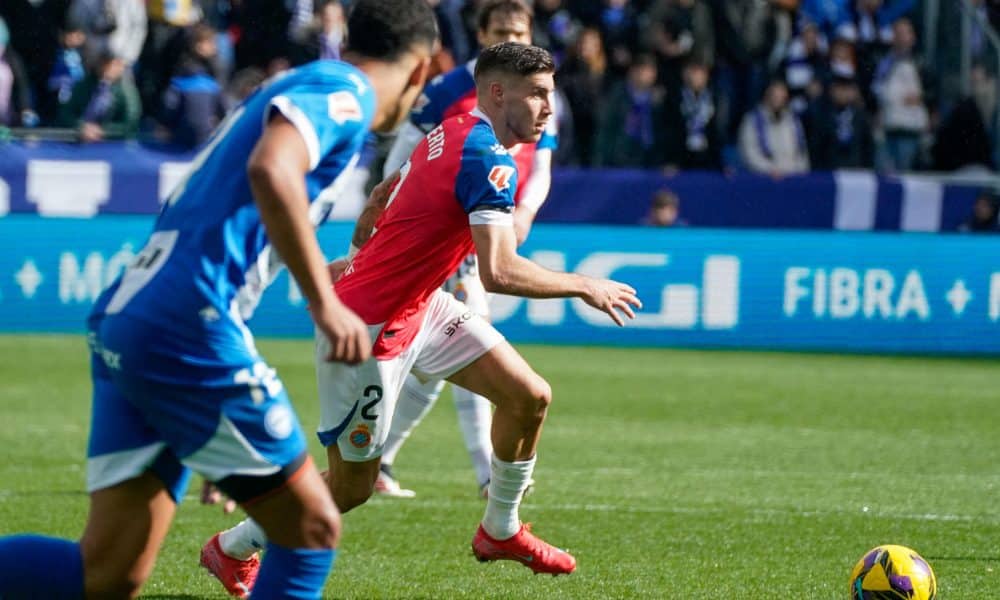 Roberto Fernández, del Espanyol, en acción contra el Alavés este sábado en Vitoria en foto de archivo de L. Rico