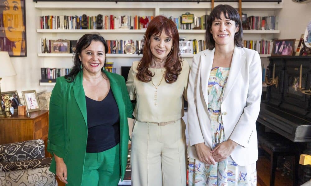 Fotografía cedida por la prensa de Cristina Fernández donde se observa a la expresidenta junto a la referente del Bloque Nacionalista Galego, Ana María Miranda Paz (i) y a la portavoz nacional del BNG, Ana Pontón. EFE/ Prensa Cristina Fernández