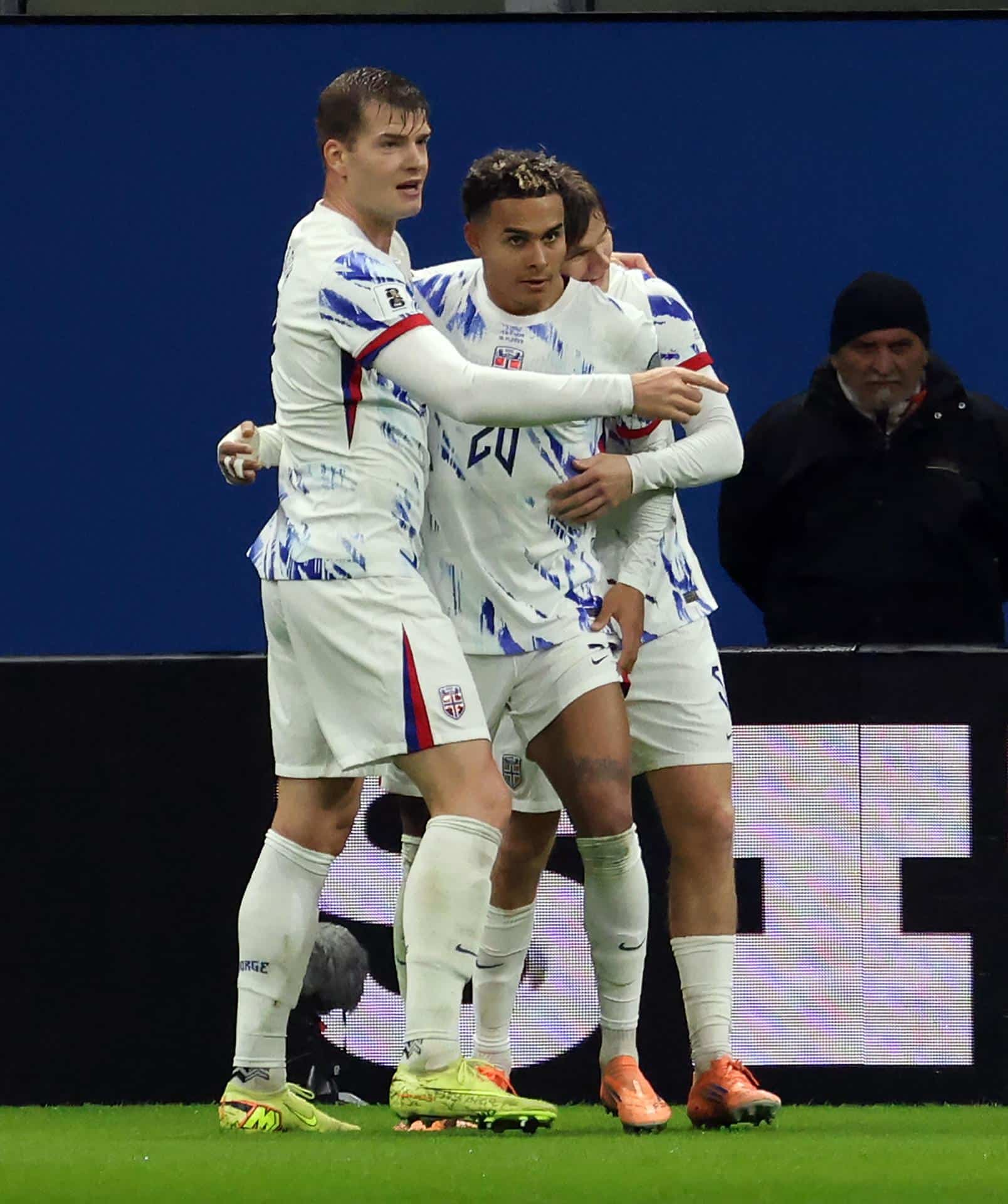 El noruego Antonio Nusa (C) celebra el 1-1 durante el partido de clasificación que han jugado Italia y Noruega en el Giuseppe Meazza stadium en Milan, Italia. EFE/EPA/MATTEO BAZZI