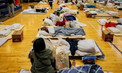 HONG KONG (China), 27/11/2025.- People affected by the apartment fire in the Tai Po district rest at an emergency shelter, Hong Kong, China, 27 November 2025. The fire, which started on 26 November, has killed at least 44 people, and left 279 missing. EFE/EPA/LEUNG MAN HEI