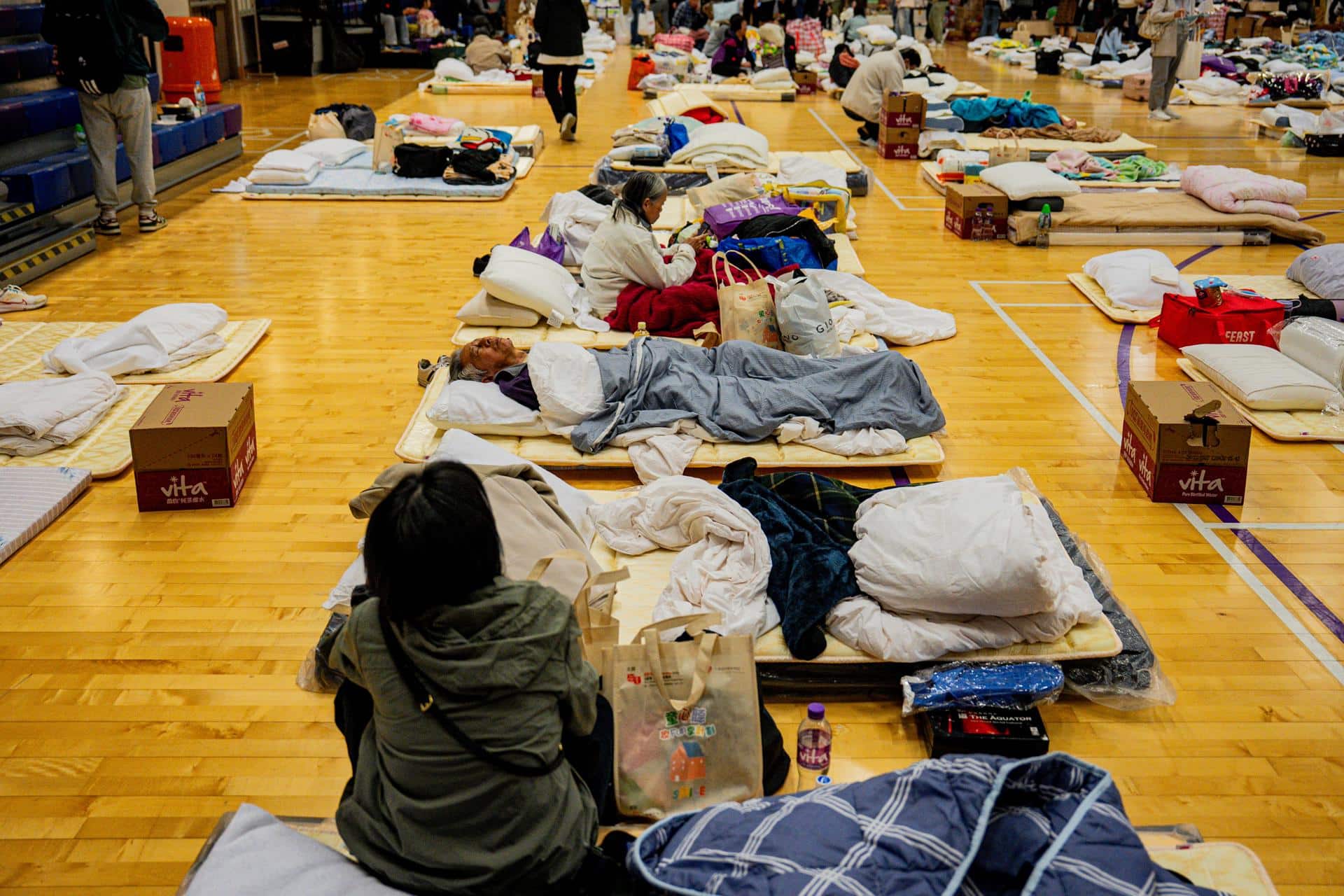HONG KONG (China), 27/11/2025.- People affected by the apartment fire in the Tai Po district rest at an emergency shelter, Hong Kong, China, 27 November 2025. The fire, which started on 26 November, has killed at least 44 people, and left 279 missing. EFE/EPA/LEUNG MAN HEI