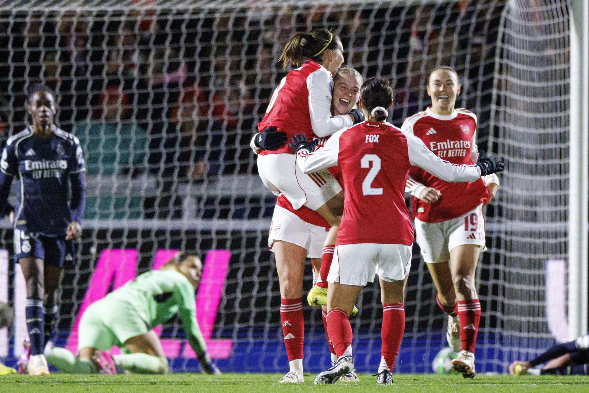 Alessia Russo, del Arsenal, celebra la anotación del 2-1 durante el partido de Liga de Campeones femenina disputado este miércoles entre su equipo y el Real Madrid. EFE/ TOLGA AKMEN
