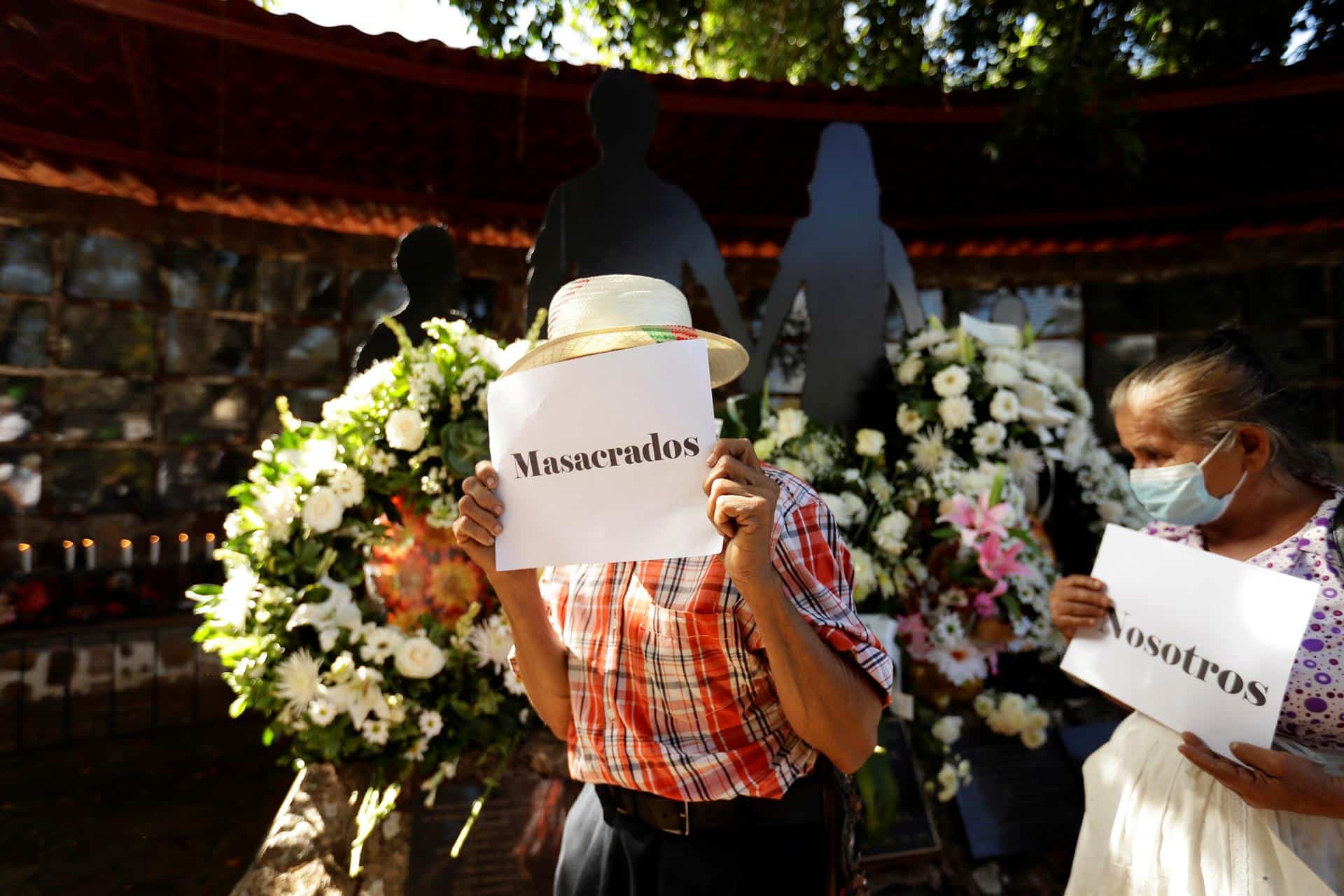 Fotografía de archivo de un acto en memoria de las víctimas de la matanza El Mozote, en El Salvador. EFE/Rodrigo Sura