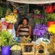 Una mujer vende flores este lunes, durante la Feria del Artesano y el Agricultor en Tegucigalpa (Honduras). EFE/ Gustavo Amador
