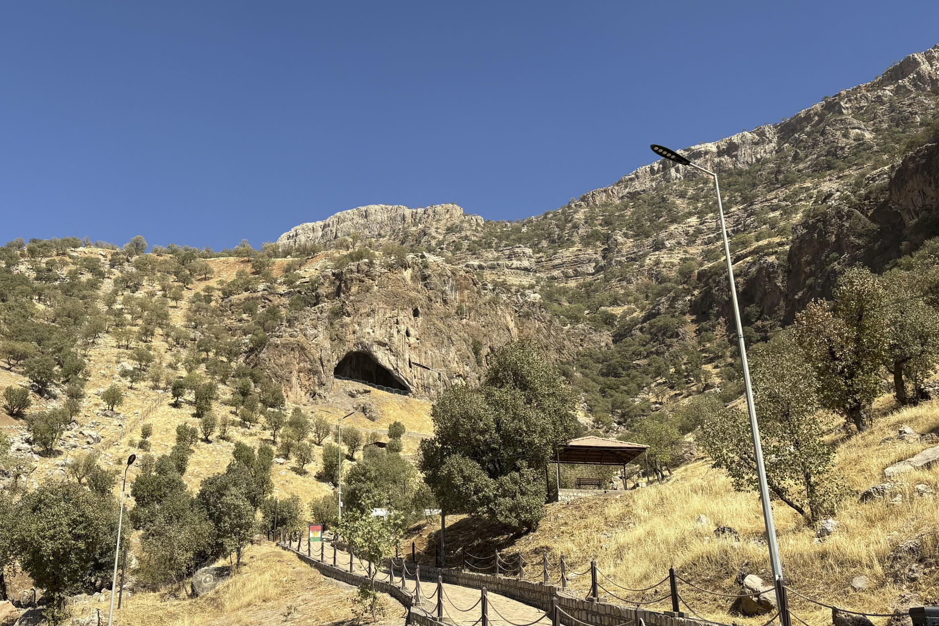 El mítico 'cementerio' prehistórico de Shanidar, en el Kurdistán iraquí y cuyas excavaciones en los años 50 y 60 permitieron descubrir que los neandertales eran mucho más avanzados de lo que se pensaba, vuelve a dar pistas, más de medio siglo después. El yacimiento que convirtió a los neandertales en seres capaces de sentir compasión y de 'enterrar' a sus muertos ha resurgido gracias a un equipo de la Universidad de Cambridge, que ha recuperado nuevos restos. EFE/Marta Rullán