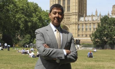 Imran Ahmed, director ejecutivo del Centro para Contrarrestar el Odio Digital (CCDH, en inglés), posa a los pies del Parlamento británico de Westminster. Imagen de archivo. EFE/ Raúl Bobé