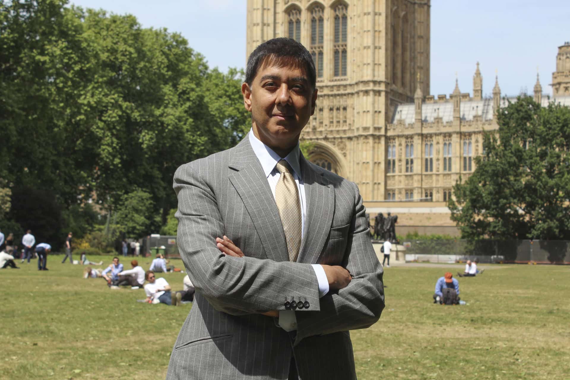 Imran Ahmed, director ejecutivo del Centro para Contrarrestar el Odio Digital (CCDH, en inglés), posa a los pies del Parlamento británico de Westminster. Imagen de archivo. EFE/ Raúl Bobé