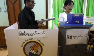 Naypyitaw (Myanmar), 28/12/2025.- Personas cuentan los votos en Naypidó. (Elecciones, Golpe de Estado, Birmania) EFE/EPA/RUNGROJ YONGRIT
