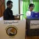 Naypyitaw (Myanmar), 28/12/2025.- Personas cuentan los votos en Naypidó. (Elecciones, Golpe de Estado, Birmania) EFE/EPA/RUNGROJ YONGRIT