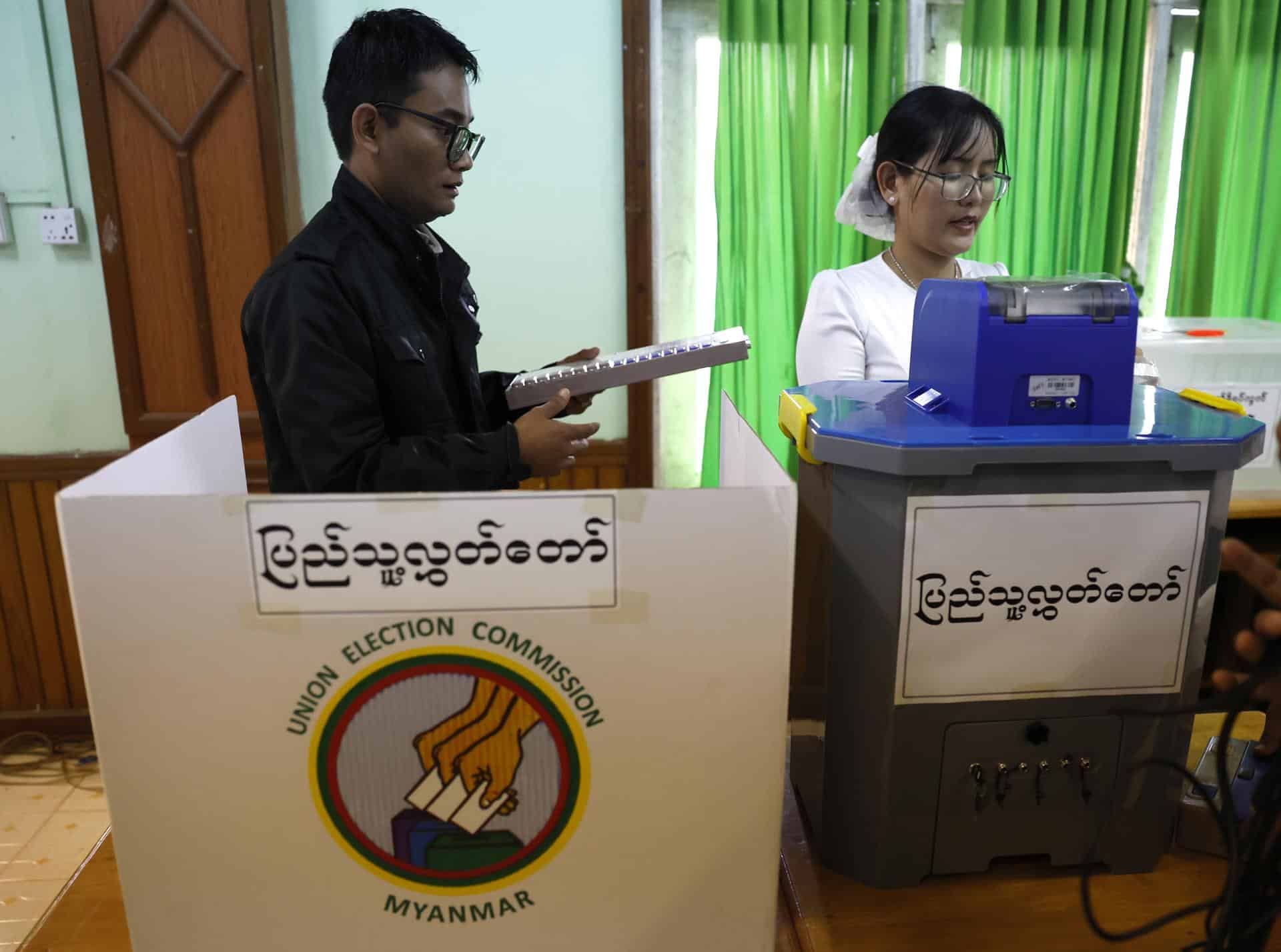 Naypyitaw (Myanmar), 28/12/2025.- Personas cuentan los votos en Naypidó. (Elecciones, Golpe de Estado, Birmania) EFE/EPA/RUNGROJ YONGRIT