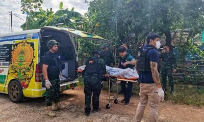 Kantharalak (Thailand), 14/12/2025.- Fotografía de archivo, cedida por el Ejército de Tailandia, que muestra a soldados movilizando el cadáver de un ciudadano en medio de los combates militares en la frontera con Camboya. EFE/EPA/ROYAL THAI ARMY / HANDOUT HANDOUT EDITORIAL USE ONLY/NO SALES