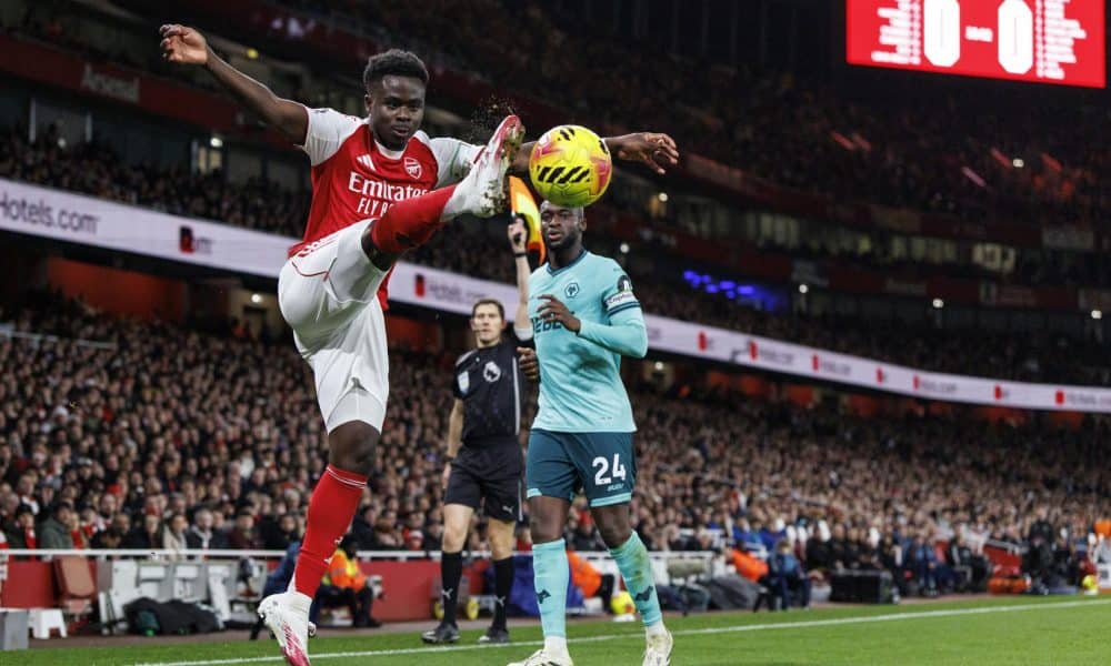 El jugador del Arsenal Bukayo Saka (I) en acción durante el partido de la Premier League que han jugado Arsenal FC y Wolverhampton Wanderers, en Londres, Reino Unido. EFE/EPA/TOLGA AKMEN