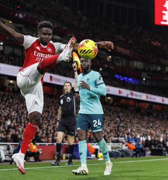 El jugador del Arsenal Bukayo Saka (I) en acción durante el partido de la Premier League que han jugado Arsenal FC y Wolverhampton Wanderers, en Londres, Reino Unido. EFE/EPA/TOLGA AKMEN