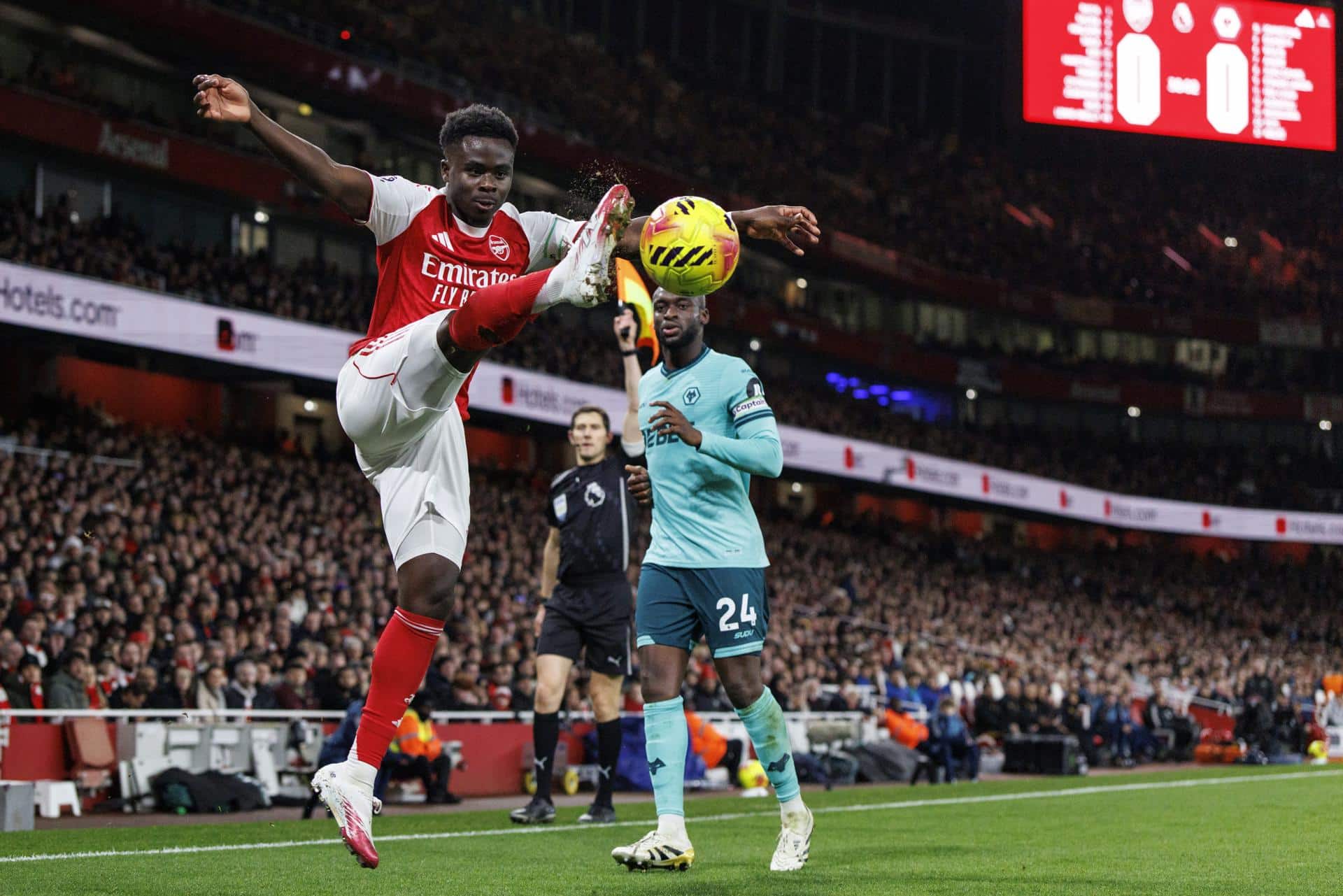 El jugador del Arsenal Bukayo Saka (I) en acción durante el partido de la Premier League que han jugado Arsenal FC y Wolverhampton Wanderers, en Londres, Reino Unido. EFE/EPA/TOLGA AKMEN