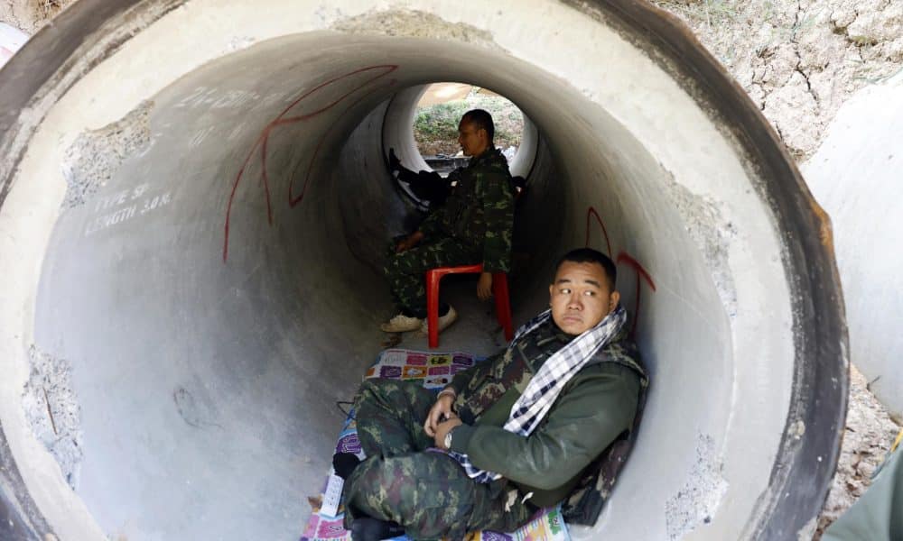 Phanom Dong Rak (Thailand), 09/12/2025.- Thai soldiers standby inside a concrete bunker during clashes between Thai and Cambodian troops in Phanom Dong Rak district, Surin province, Thailand, 09 December 2025. More than 500,000 villagers in the multiple border area have been evacuated following the clashes between Thai and Cambodian troops over the two countries border dispute. According to a statement from the Royal Thai Army, tensions at the Thai-Cambodian border have continued to rise following a clash between Thai and Cambodian troops that resulted in the deaths of three Thai soldiers and the injuries of 28. (Camboya, Tailandia) EFE/EPA/RUNGROJ YONGRIT