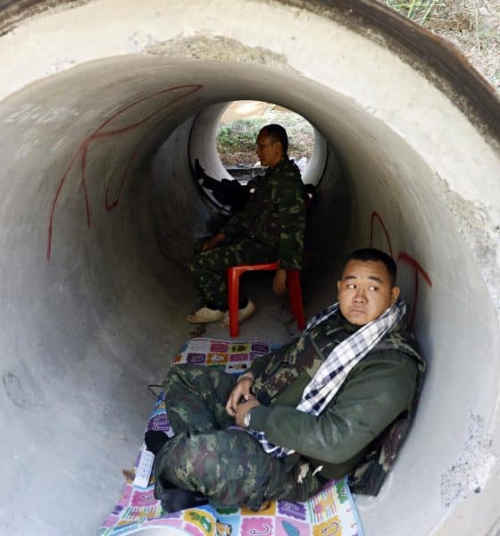 Phanom Dong Rak (Thailand), 09/12/2025.- Thai soldiers standby inside a concrete bunker during clashes between Thai and Cambodian troops in Phanom Dong Rak district, Surin province, Thailand, 09 December 2025. More than 500,000 villagers in the multiple border area have been evacuated following the clashes between Thai and Cambodian troops over the two countries border dispute. According to a statement from the Royal Thai Army, tensions at the Thai-Cambodian border have continued to rise following a clash between Thai and Cambodian troops that resulted in the deaths of three Thai soldiers and the injuries of 28. (Camboya, Tailandia) EFE/EPA/RUNGROJ YONGRIT