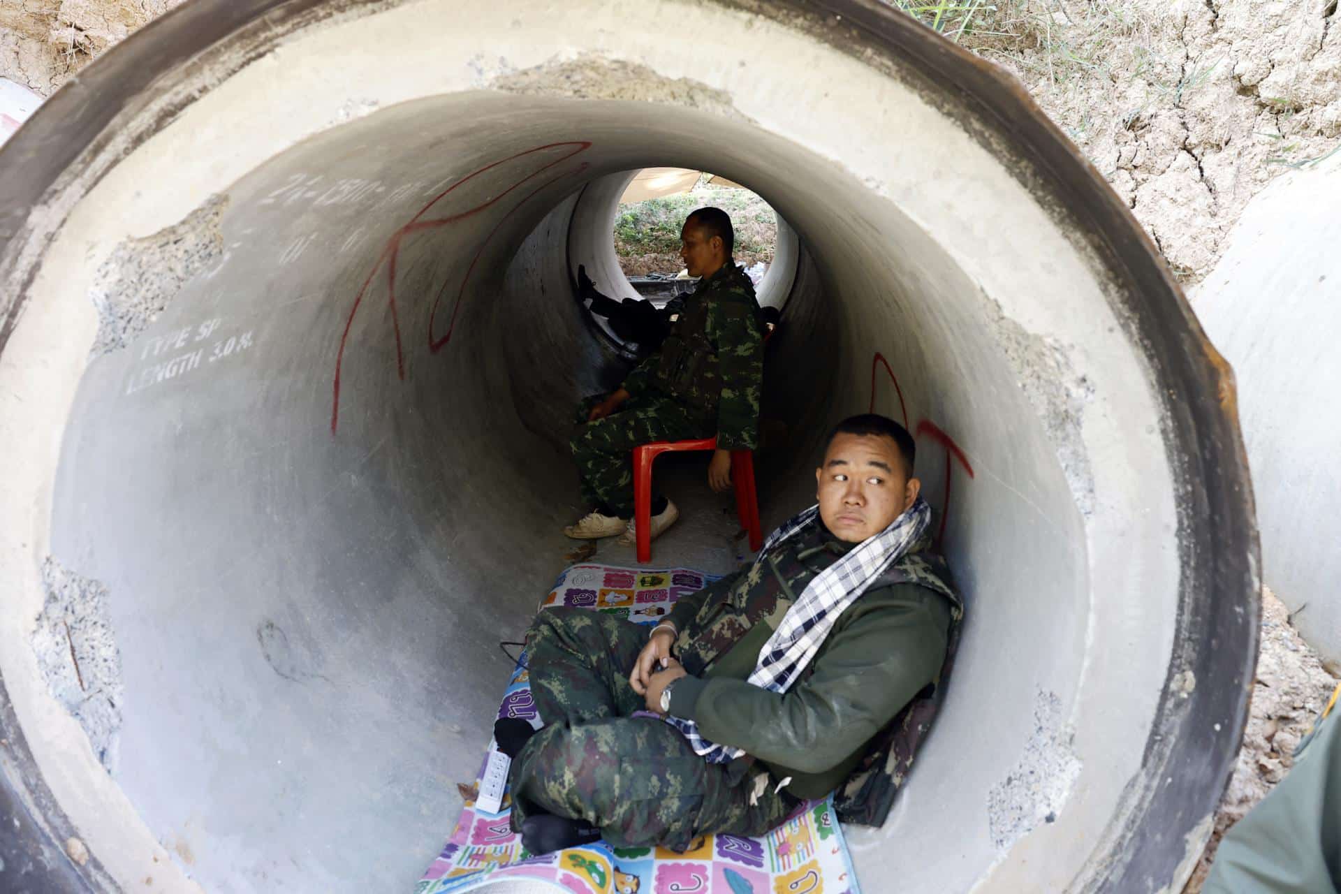 Phanom Dong Rak (Thailand), 09/12/2025.- Thai soldiers standby inside a concrete bunker during clashes between Thai and Cambodian troops in Phanom Dong Rak district, Surin province, Thailand, 09 December 2025. More than 500,000 villagers in the multiple border area have been evacuated following the clashes between Thai and Cambodian troops over the two countries border dispute. According to a statement from the Royal Thai Army, tensions at the Thai-Cambodian border have continued to rise following a clash between Thai and Cambodian troops that resulted in the deaths of three Thai soldiers and the injuries of 28. (Camboya, Tailandia) EFE/EPA/RUNGROJ YONGRIT