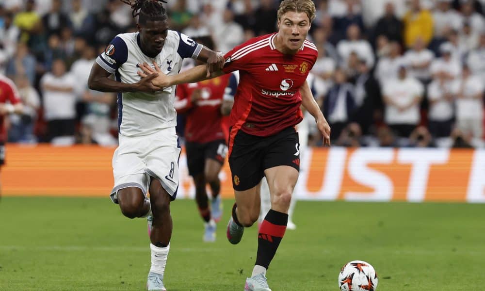 El delantero danés del Manchester United Rasmus Hojlund (d) pelea un balón con el centrocampista maliense del Tottenham Yves Bissouma en foto de archivo de Miguel Toñ. EFE