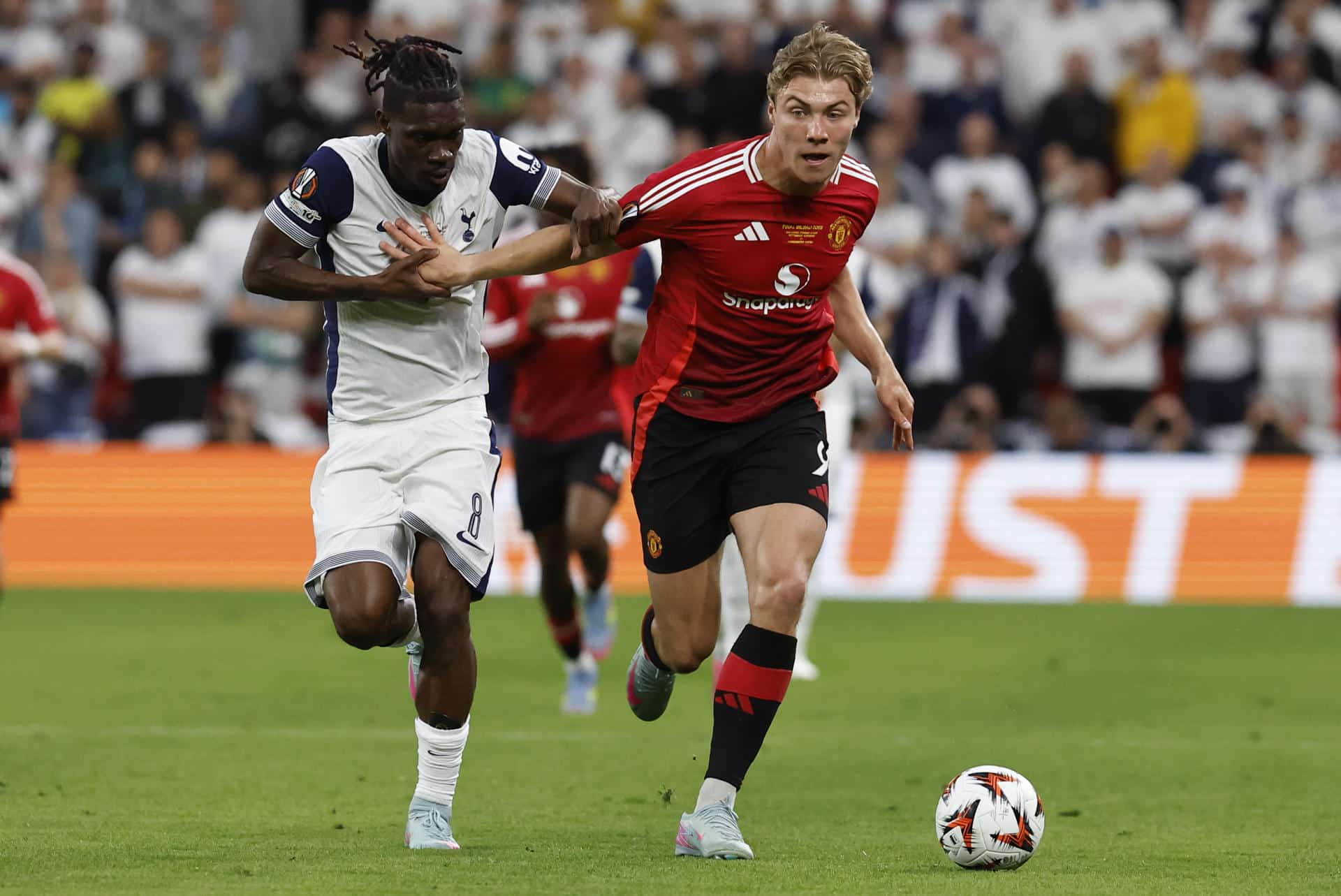 El delantero danés del Manchester United Rasmus Hojlund (d) pelea un balón con el centrocampista maliense del Tottenham Yves Bissouma en foto de archivo de Miguel Toñ. EFE