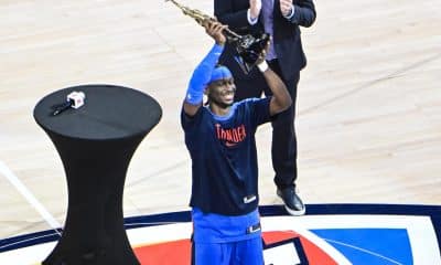 Shai Gilgeous-Alexander y Oklahoma City Thunder debutan este miércoles en el 'Christmas Day' con la necesidad de hace olvidar los últimos tropiezos con los San Antonio Spurs. EFE/EPA/GERALD LEONG SHUTTERSTOCK OUT
 
OKLAHOMA CITY (Estados Unidos), 23/05/2025.- El base canadiense de los Oklahoma City Thunder, Shai Gilgeous-Alexander recibe el premio al MVP de la temporada regular antes del partido de la final de Conferecia de la NBA entre los Minnesota Timberwolves y los Oklahoma City Thunder en Oklahoma City, Oklahoma, Estados Unidos. EFE/ Gerald Leong PROHIBIDO SU USO POR SHUTTERSTOCK