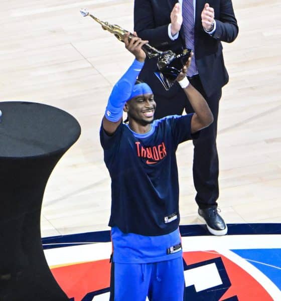Shai Gilgeous-Alexander y Oklahoma City Thunder debutan este miércoles en el 'Christmas Day' con la necesidad de hace olvidar los últimos tropiezos con los San Antonio Spurs. EFE/EPA/GERALD LEONG SHUTTERSTOCK OUT
 
OKLAHOMA CITY (Estados Unidos), 23/05/2025.- El base canadiense de los Oklahoma City Thunder, Shai Gilgeous-Alexander recibe el premio al MVP de la temporada regular antes del partido de la final de Conferecia de la NBA entre los Minnesota Timberwolves y los Oklahoma City Thunder en Oklahoma City, Oklahoma, Estados Unidos. EFE/ Gerald Leong PROHIBIDO SU USO POR SHUTTERSTOCK