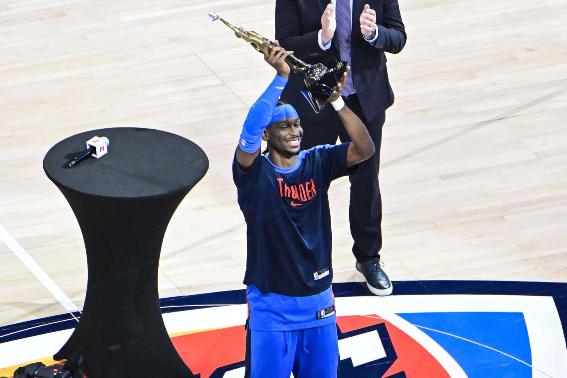 Shai Gilgeous-Alexander y Oklahoma City Thunder debutan este miércoles en el 'Christmas Day' con la necesidad de hace olvidar los últimos tropiezos con los San Antonio Spurs. EFE/EPA/GERALD LEONG SHUTTERSTOCK OUT
 
OKLAHOMA CITY (Estados Unidos), 23/05/2025.- El base canadiense de los Oklahoma City Thunder, Shai Gilgeous-Alexander recibe el premio al MVP de la temporada regular antes del partido de la final de Conferecia de la NBA entre los Minnesota Timberwolves y los Oklahoma City Thunder en Oklahoma City, Oklahoma, Estados Unidos. EFE/ Gerald Leong PROHIBIDO SU USO POR SHUTTERSTOCK