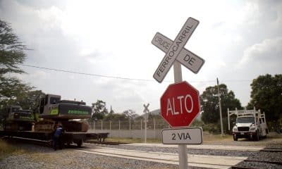 Integrantes de equipos de rescate trabajan el lunes en la zona donde se presentó el descarrilamiento del tren Transístmico, en el municipio de Chivela, en Oaxaca (México). EFE/Luis Villalobos