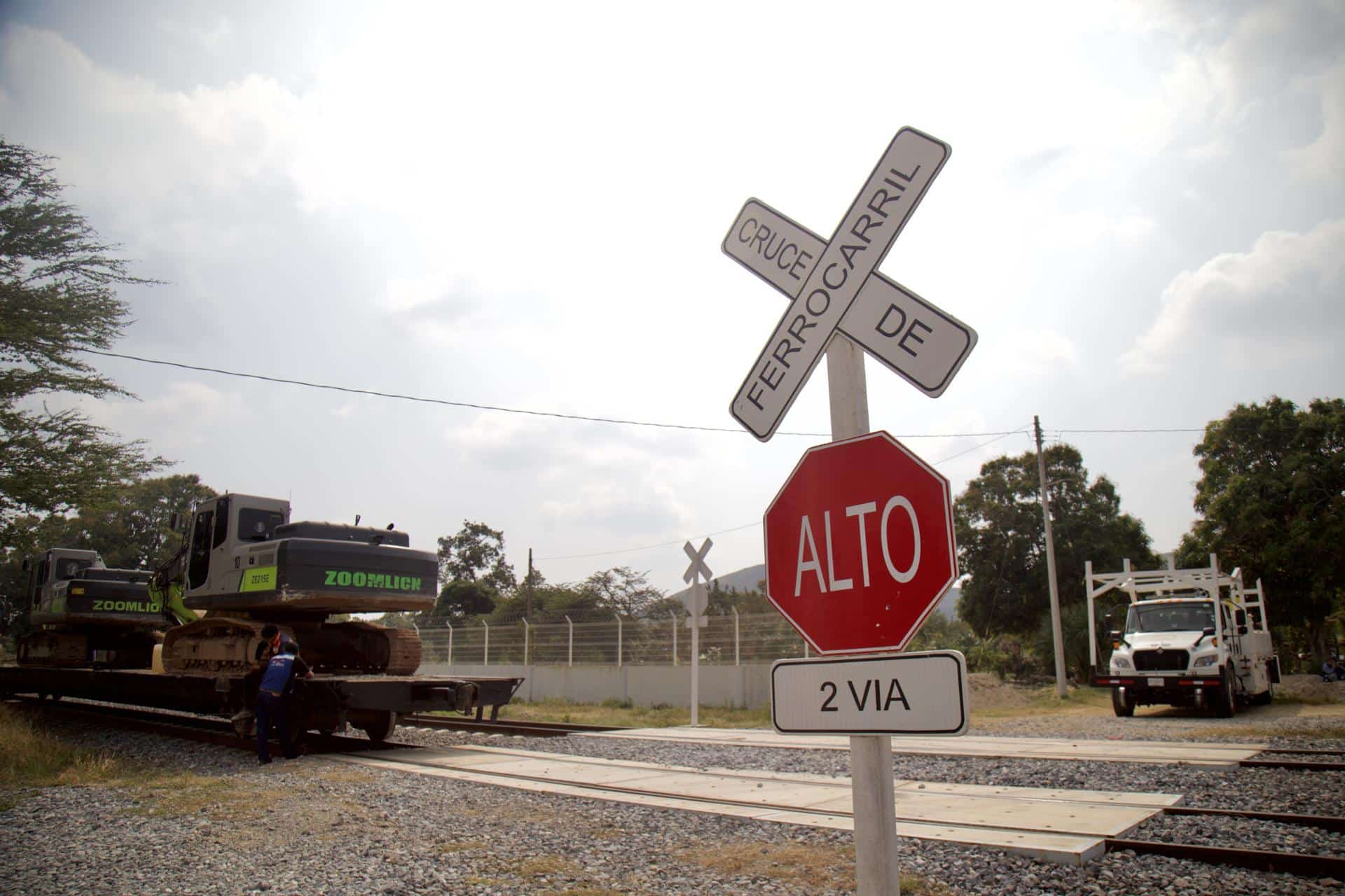Integrantes de equipos de rescate trabajan el lunes en la zona donde se presentó el descarrilamiento del tren Transístmico, en el municipio de Chivela, en Oaxaca (México). EFE/Luis Villalobos