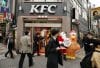 TOKYO (Japan), 03/12/2025.- Wearing a Santa Claus costume, an animal rights activist of People for the Ethical Treatment of Animals (PETA) stands next to an inflatable chicken in front of a KFC fast food restaurant in Tokyo, Japan, 03 December 2025. In a statement, PETA said it is protesting against cruelty on chickens reported at a KFC supplier in Japan. (Protestas, Japón, Tokio) EFE/EPA/FRANCK ROBICHON