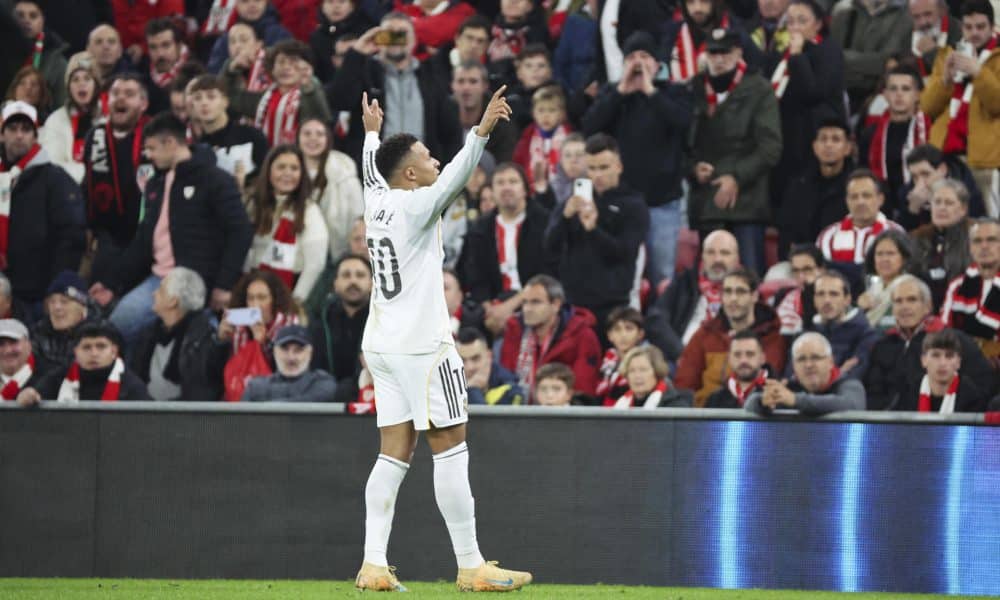 El delantero francés del Real Madrid Kylian Mbappé celebra el 0-3 conseguido durante el partido de la jornada 19 de LaLiga EA Sports entre el Athletic Club y el Real Madrid, disputado en el estadio de San Mamés en Bilbao. EFE/Luis Tejido