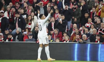 El delantero francés del Real Madrid Kylian Mbappé celebra el 0-3 conseguido durante el partido de la jornada 19 de LaLiga EA Sports entre el Athletic Club y el Real Madrid, disputado en el estadio de San Mamés en Bilbao. EFE/Luis Tejido