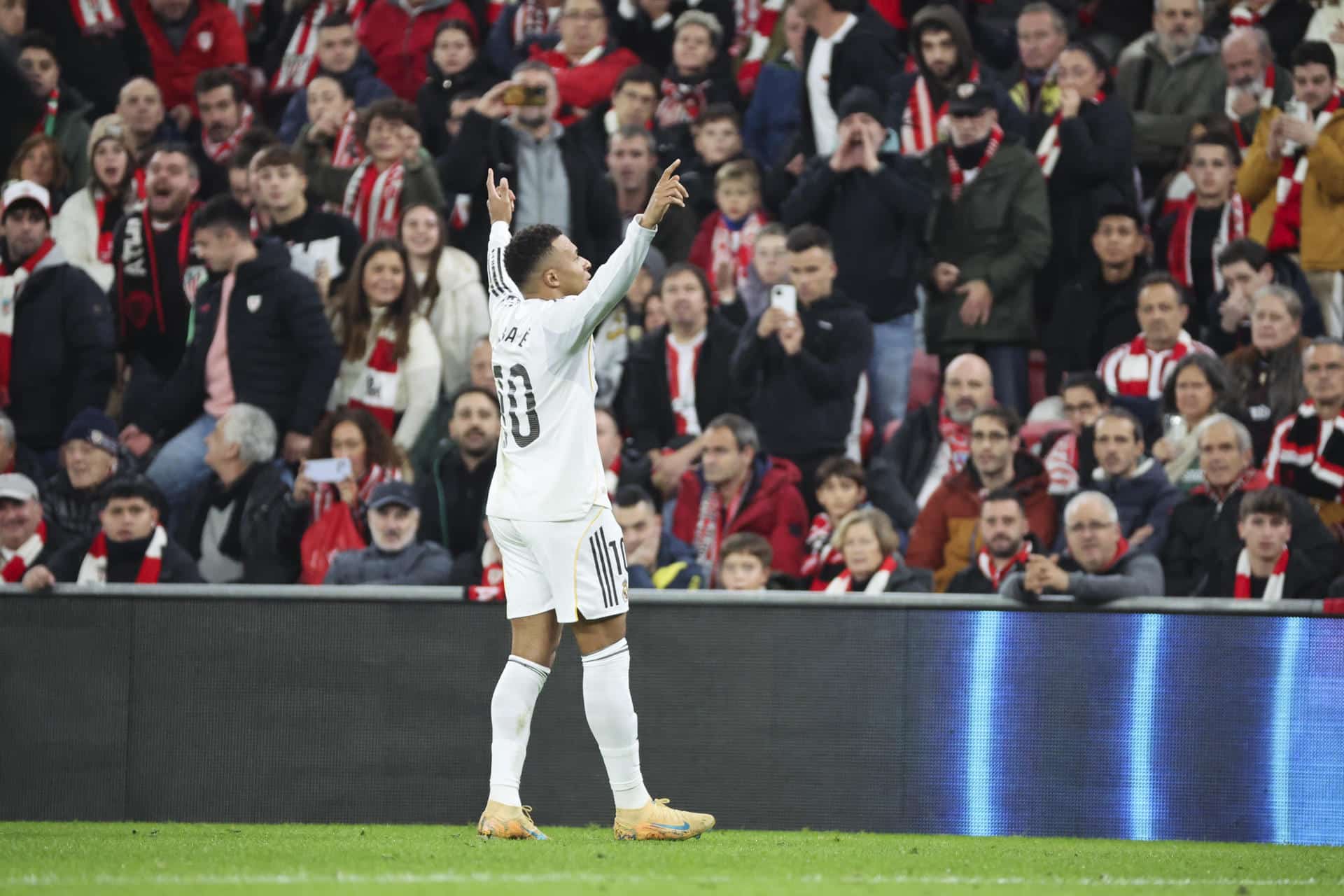El delantero francés del Real Madrid Kylian Mbappé celebra el 0-3 conseguido durante el partido de la jornada 19 de LaLiga EA Sports entre el Athletic Club y el Real Madrid, disputado en el estadio de San Mamés en Bilbao. EFE/Luis Tejido