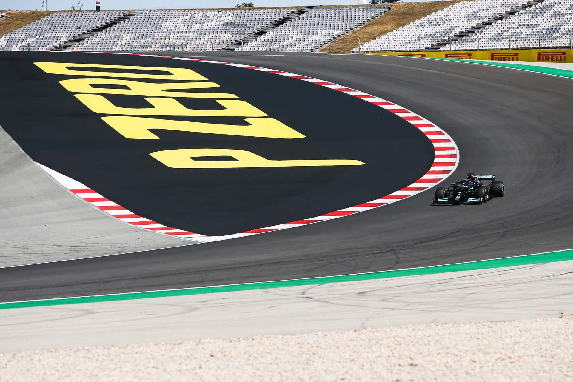 El piloto británico de Fórmula Uno Lewis Hamilton en el Autodromo Internacional do Algarve, conocido como Portimao, Portugal.EFE/EPA/JOSE SENA GOULAO