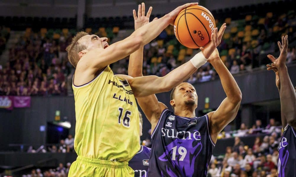 El alero del Hiopos Lleida Millán Jiménez (i) y el base sueco del Surne Bilbao Basket, Melwin Pantzar (c), durante el partido de la Liga ACB de baloncesto disputado en el Bilbao Arena de la capital vizcaína. EFE/Javier Zorrilla