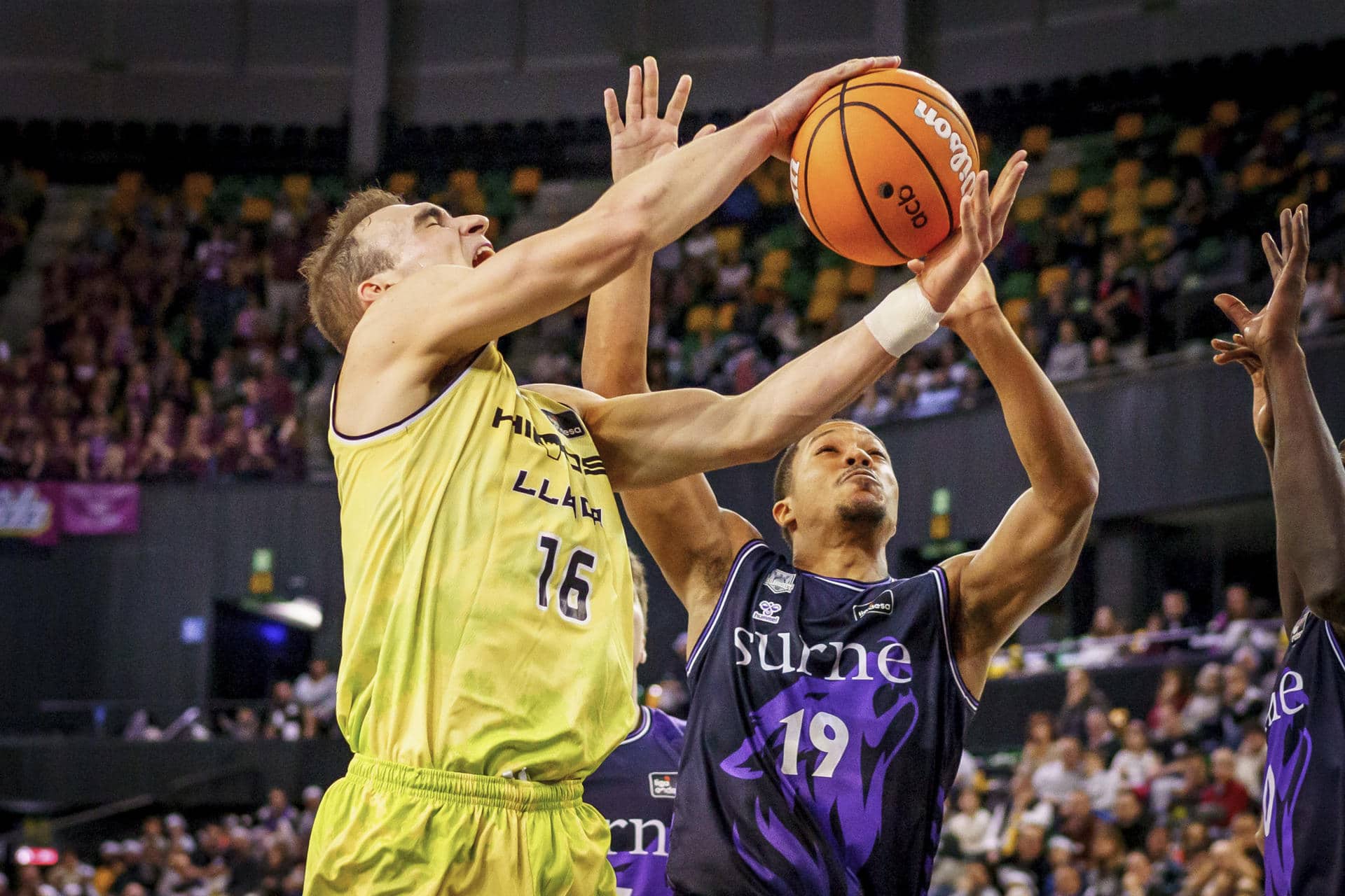 El alero del Hiopos Lleida Millán Jiménez (i) y el base sueco del Surne Bilbao Basket, Melwin Pantzar (c), durante el partido de la Liga ACB de baloncesto disputado en el Bilbao Arena de la capital vizcaína. EFE/Javier Zorrilla