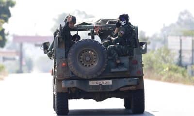 Phanom Dong Rak (Thailand), 09/12/2025.- Thai soldiers gesture on a military vehicle as they patrol near Prasat Ta Khwai ancient stone castle during clashes between Thai and Cambodian troops in Phanom Dong Rak district, Surin province, Thailand, 09 December 2025. More than 500,000 villagers in the multiple border area have been evacuated following the clashes between Thai and Cambodian troops over the two countries border dispute. According to a statement from the Royal Thai Army, tensions at the Thai-Cambodian border have continued to rise following a clash between Thai and Cambodian troops that resulted in the deaths of three Thai soldiers and the injuries of 28. (Camboya, Tailandia) EFE/EPA/RUNGROJ YONGRIT
