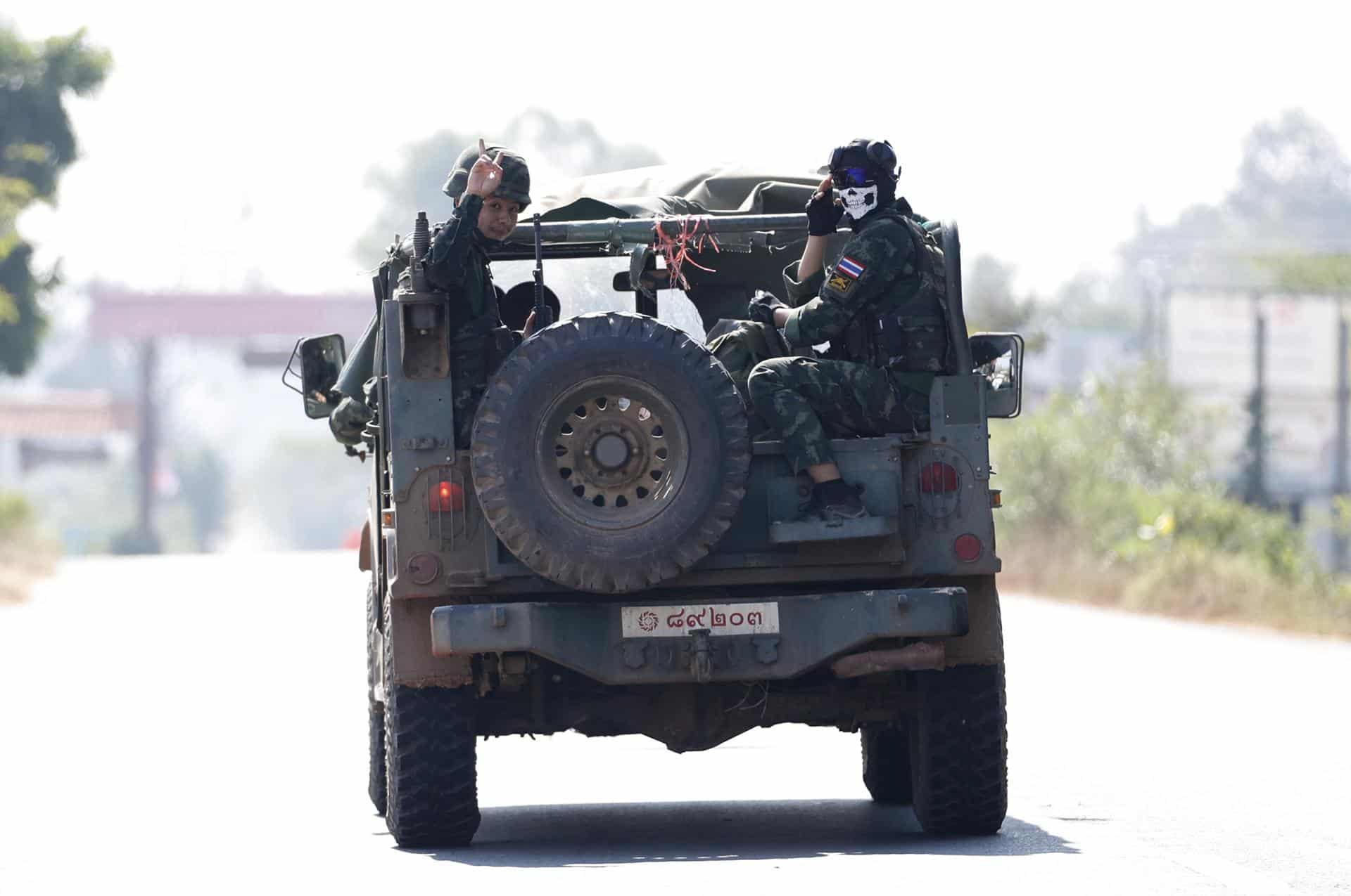 Phanom Dong Rak (Thailand), 09/12/2025.- Thai soldiers gesture on a military vehicle as they patrol near Prasat Ta Khwai ancient stone castle during clashes between Thai and Cambodian troops in Phanom Dong Rak district, Surin province, Thailand, 09 December 2025. More than 500,000 villagers in the multiple border area have been evacuated following the clashes between Thai and Cambodian troops over the two countries border dispute. According to a statement from the Royal Thai Army, tensions at the Thai-Cambodian border have continued to rise following a clash between Thai and Cambodian troops that resulted in the deaths of three Thai soldiers and the injuries of 28. (Camboya, Tailandia) EFE/EPA/RUNGROJ YONGRIT