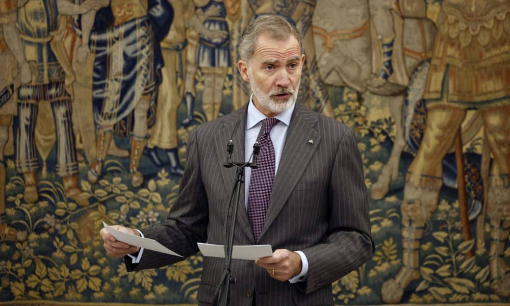 - El rey Felipe VI lee un discurso durante el almuerzo posterior a la reunión del Patronato del Instituto Cervantes este martes en Aranjuez (Madrid). EFE/ Chema Moya POOL
