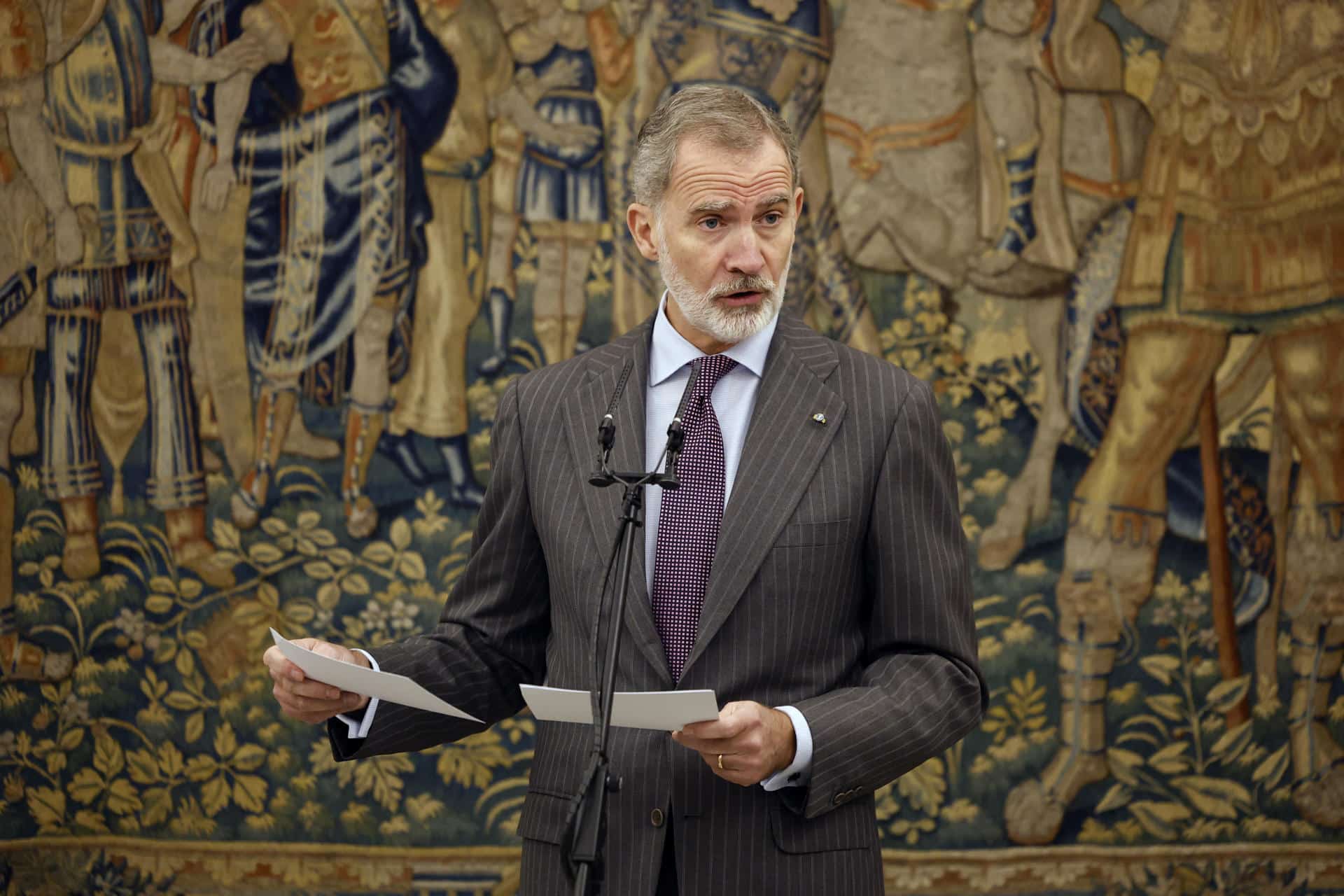 - El rey Felipe VI lee un discurso durante el almuerzo posterior a la reunión del Patronato del Instituto Cervantes este martes en Aranjuez (Madrid). EFE/ Chema Moya POOL