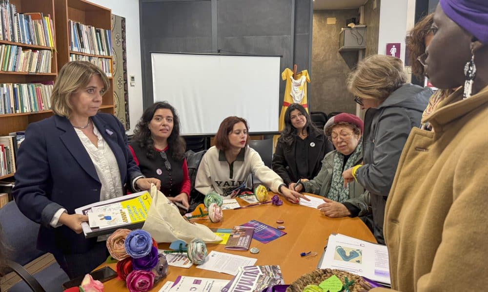 La Unión de Mujeres Alternativa y Respuesta (UMAR) pidió este viernes que en Portugal se creen tribunales especializados en violencia machista, durante un encuentro con la candidata a la Presidencia del país, Catarina Martins (i). EFE/Susana Samhan