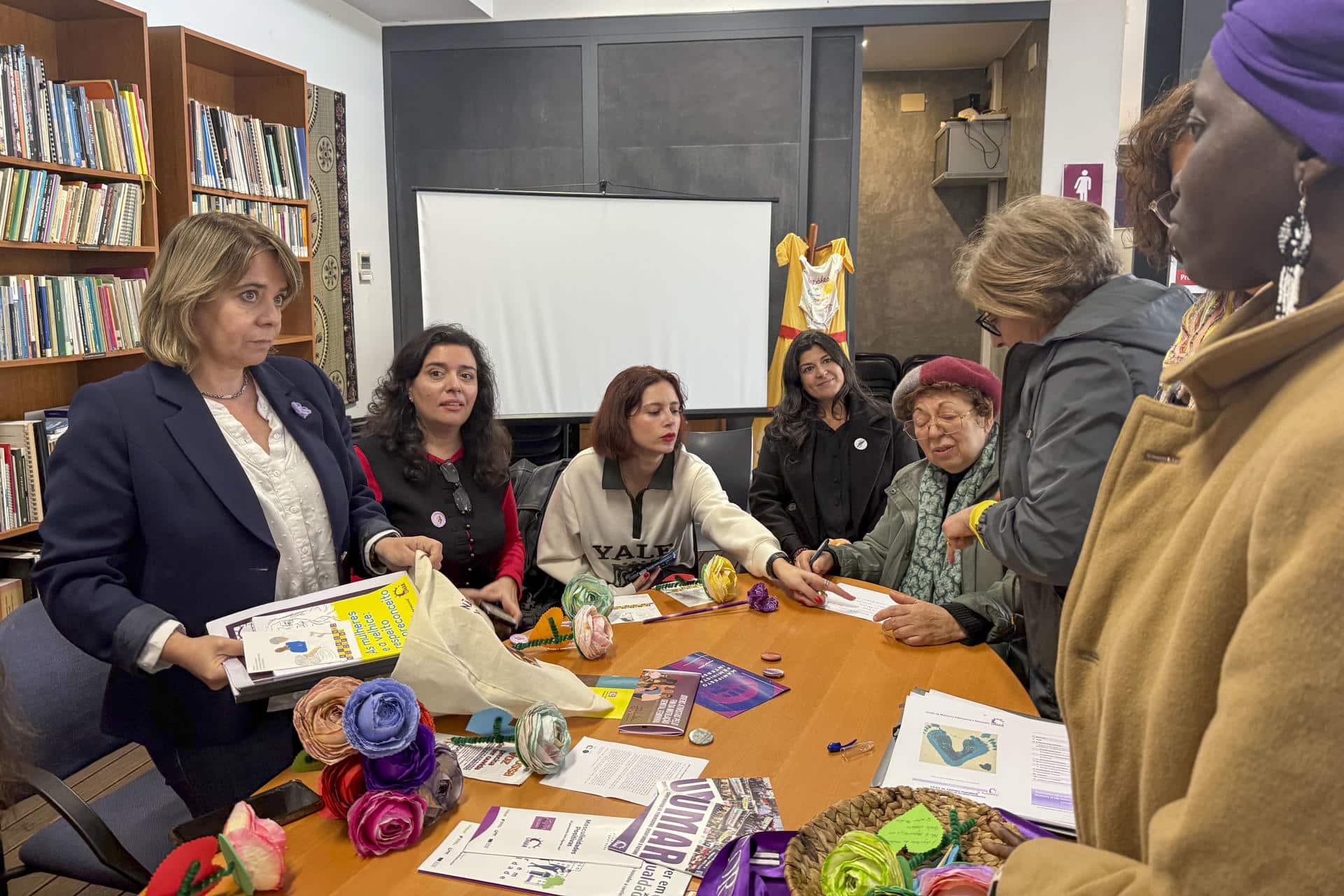 La Unión de Mujeres Alternativa y Respuesta (UMAR) pidió este viernes que en Portugal se creen tribunales especializados en violencia machista, durante un encuentro con la candidata a la Presidencia del país, Catarina Martins (i). EFE/Susana Samhan