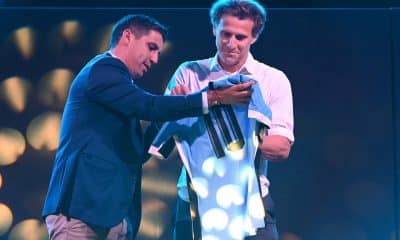 El exfutbolista Diego Forlán (d) recibe una camiseta por parte de Matias Pérez luego de ser reconocido como Leyenda Celeste de la Asociación Uruguaya de Fútbol (AUF) este martes, en Montevideo (Uruguay). EFE/ Federico Gutiérrez