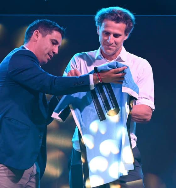 El exfutbolista Diego Forlán (d) recibe una camiseta por parte de Matias Pérez luego de ser reconocido como Leyenda Celeste de la Asociación Uruguaya de Fútbol (AUF) este martes, en Montevideo (Uruguay). EFE/ Federico Gutiérrez