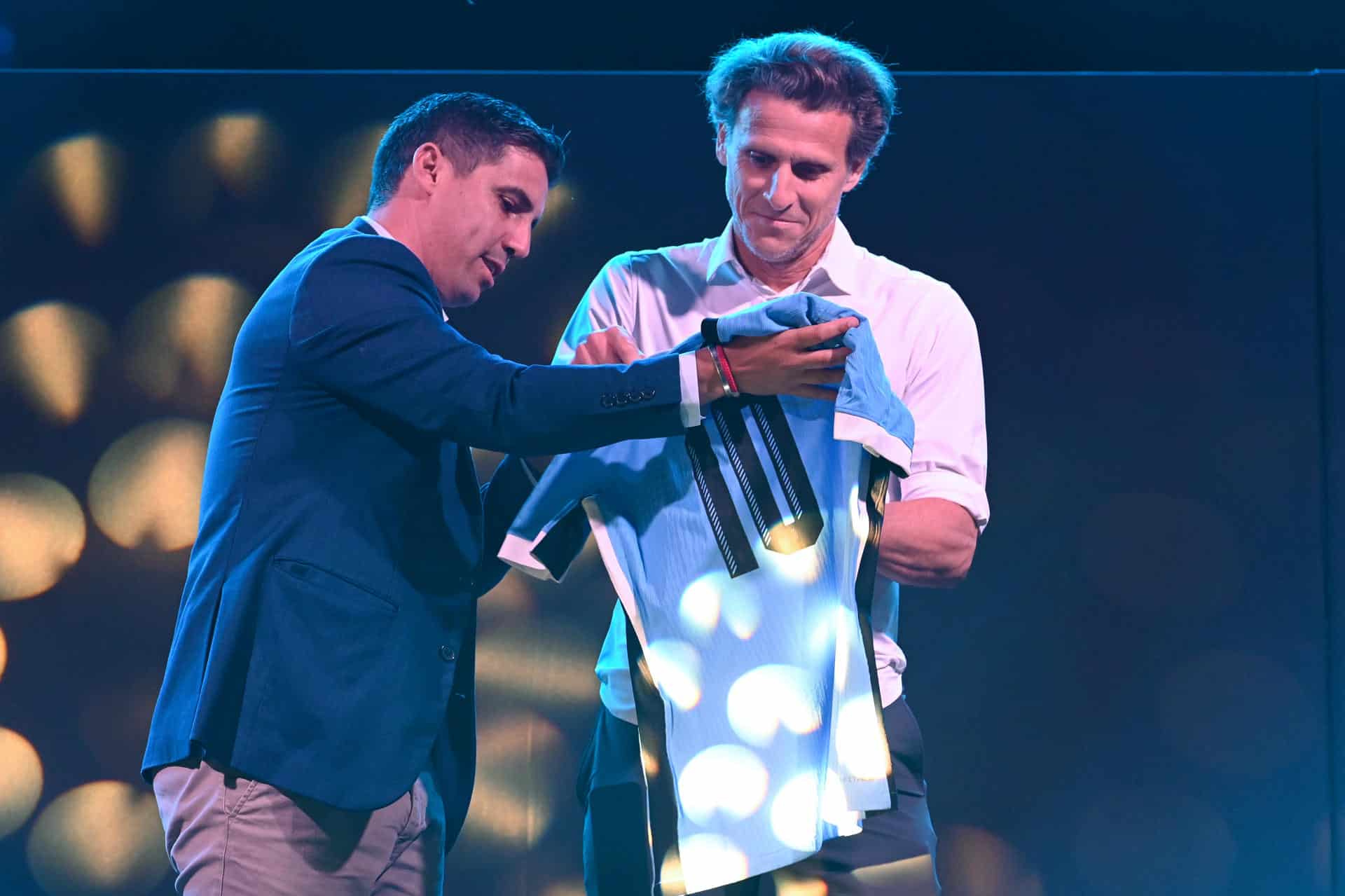 El exfutbolista Diego Forlán (d) recibe una camiseta por parte de Matias Pérez luego de ser reconocido como Leyenda Celeste de la Asociación Uruguaya de Fútbol (AUF) este martes, en Montevideo (Uruguay). EFE/ Federico Gutiérrez