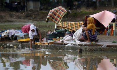 MEURUDU (Indonesia), 03/12/2025.- Residents wash their clothes at a flood-affected village in the Meureudu area of Pidie Jaya, Aceh, Indonesia, 03 December 2025. According to the National Disaster Management Agency, floods and landslides triggered by Tropical Cyclone Senyar have killed more than 750 people across Aceh, North Sumatra, and West Sumatra provinces. (Inundaciones) EFE/EPA/HOTLI SIMANJUNTAK