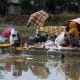 MEURUDU (Indonesia), 03/12/2025.- Residents wash their clothes at a flood-affected village in the Meureudu area of Pidie Jaya, Aceh, Indonesia, 03 December 2025. According to the National Disaster Management Agency, floods and landslides triggered by Tropical Cyclone Senyar have killed more than 750 people across Aceh, North Sumatra, and West Sumatra provinces. (Inundaciones) EFE/EPA/HOTLI SIMANJUNTAK